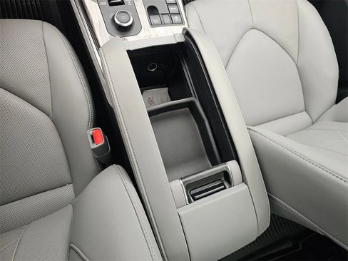 Used 2025 Toyota Highlander Platinum image 30