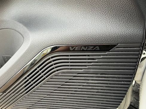 Used 2024 Toyota Venza XLE AWD/4WD image 23