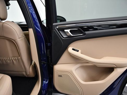 Used 2025 Porsche Macan image 47