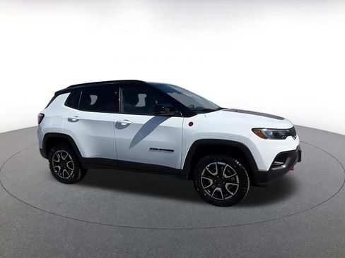 Used 2025 Jeep Compass Trailhawk AWD/4WD image 2