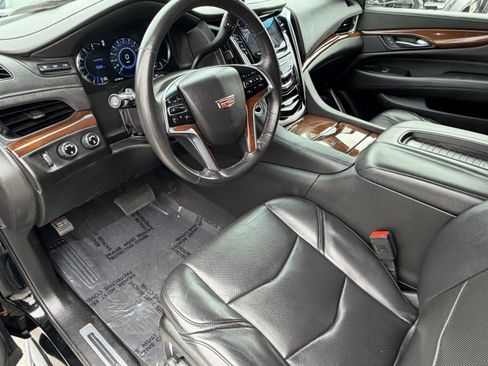 Used 2019 Cadillac Escalade Luxury AWD/4WD image 28