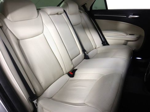 Used 2018 Chrysler 300 Limited w/ Safetytec Plus Group image 40