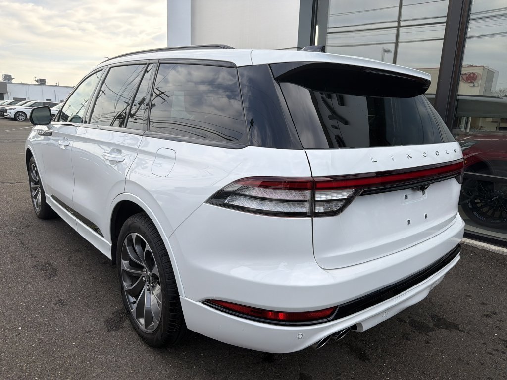 New 2026 Lincoln Aviator AWD w/ Jet Appearance Package image 2