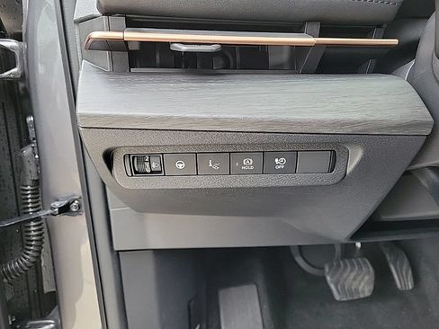 Used 2024 Nissan Ariya AWD image 29