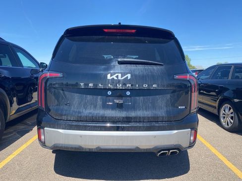 Used 2023 Kia Telluride EX w/ EX Captain's Chair Package image 11