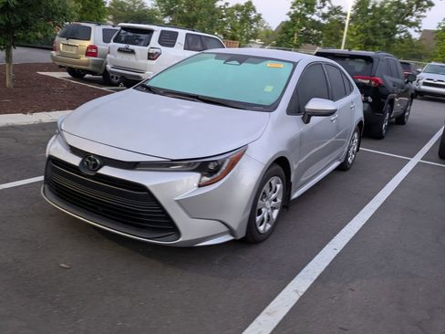 Used 2025 Toyota Corolla LE FWD image 4