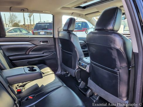 Used 2017 Toyota Highlander XLE w/ Carpet Mat Package image 32
