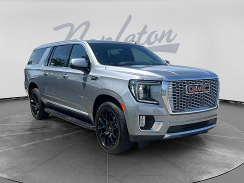 Used 2023 GMC Yukon XL Denali w/ Advanced Technology Package AWD/4WD image 3