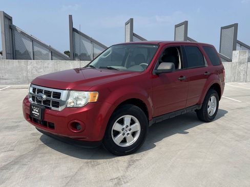 Used 2009 Ford Escape XLS AWD/4WD image 2