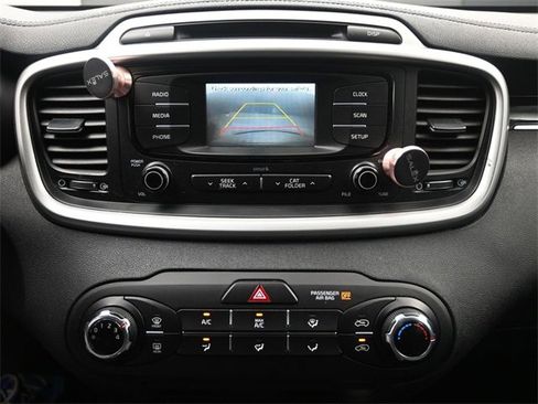 Used 2018 Kia Sorento L image 12