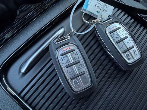 New 2026 Chrysler Pacifica Limited image 31