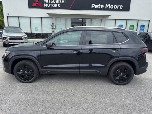 New 2026 Volkswagen Taos SE FWD image 3