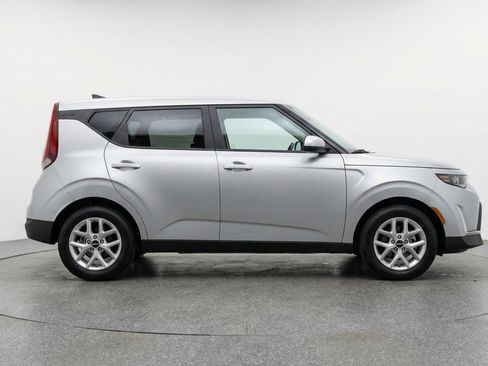 Used 2025 Kia Soul LX w/ LX Technology Package FWD image 11