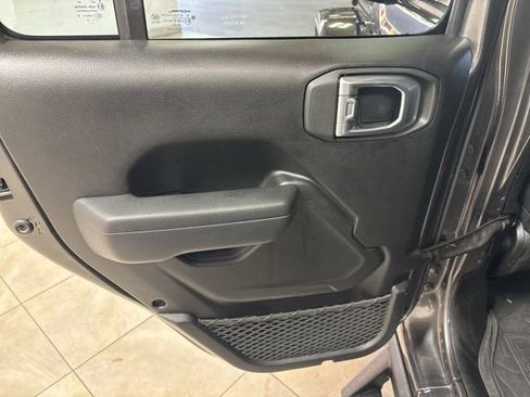 Used 2022 Jeep Gladiator Willys image 10