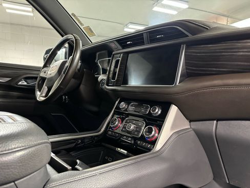 Used 2021 GMC Yukon XL Denali w/ Denali Premium Package image 16