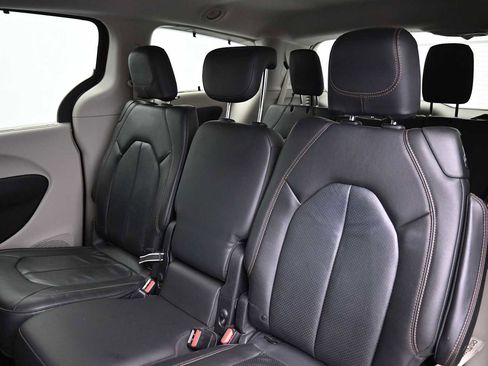 Used 2019 Chrysler Pacifica Touring-L Plus FWD image 12
