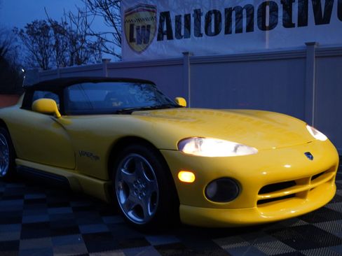 Used 1994 Dodge Viper RT/10 image 17