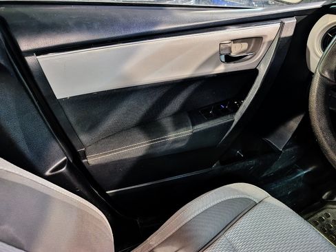 Used 2018 Toyota Corolla LE FWD image 30
