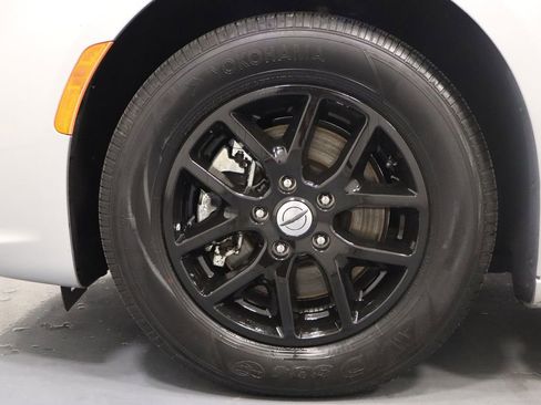 Used 2024 Chrysler Pacifica Touring-L image 25