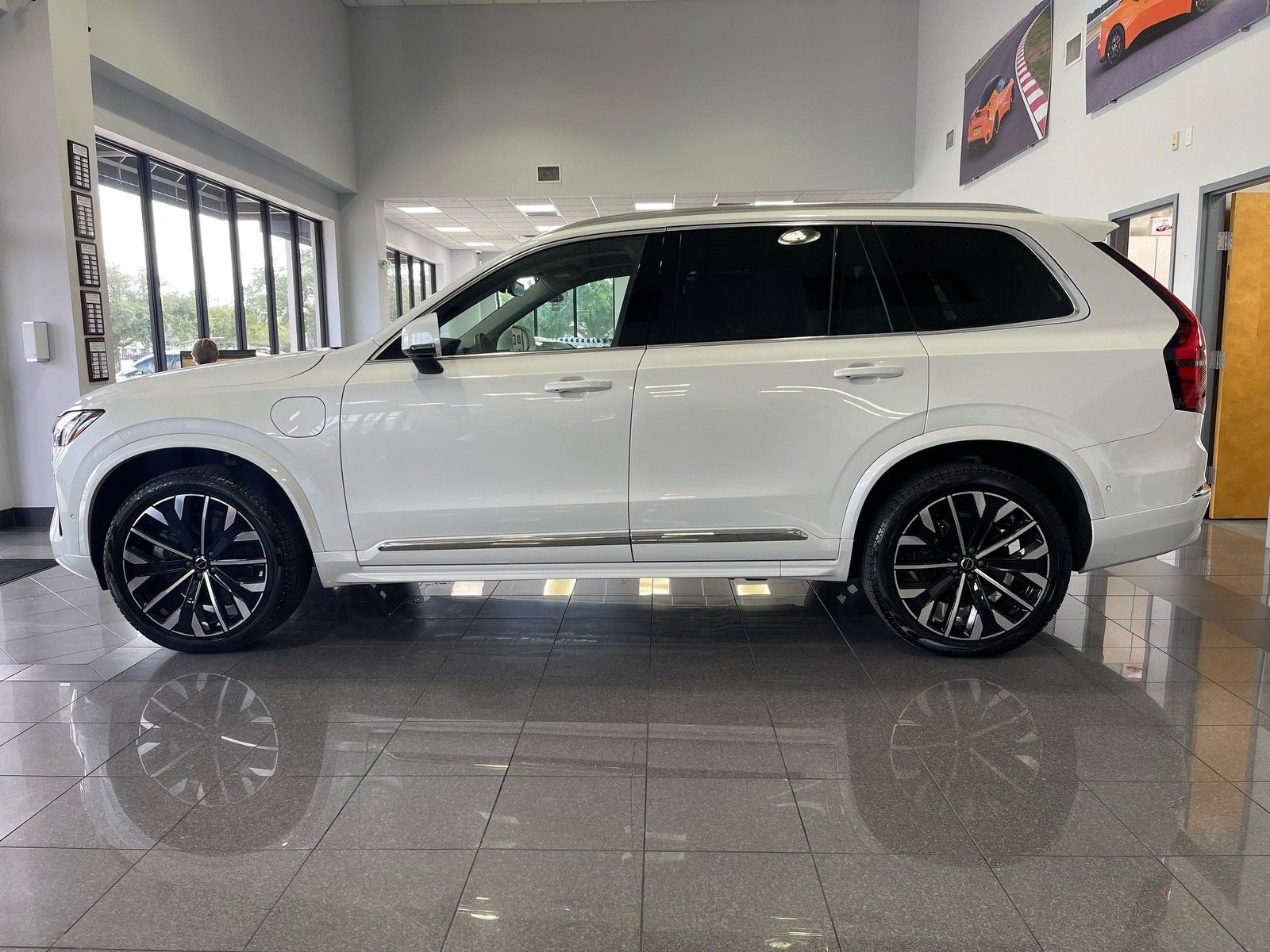 Used 2025 Volvo XC90 T8 Ultra w/ Protection Package Premier AWD/4WD image 2