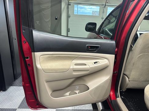 Used 2005 Toyota Tacoma PreRunner image 21