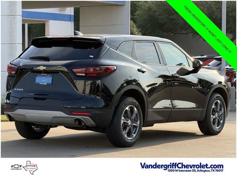 Used 2025 Chevrolet Blazer LT FWD image 4