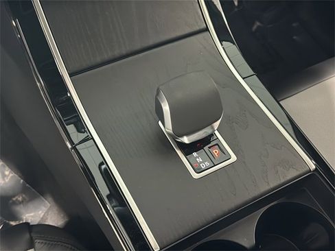 Used 2024 Land Rover Range Rover Velar Dynamic SE image 23