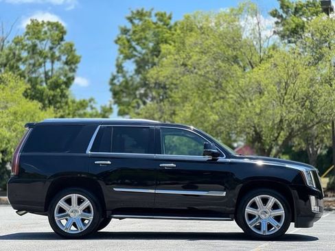 Used 2017 Cadillac Escalade Luxury RWD image 4