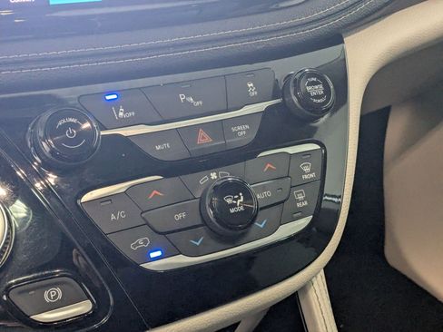 Used 2023 Chrysler Pacifica Limited w/ Uconnect Theater Family Group FWD image 18