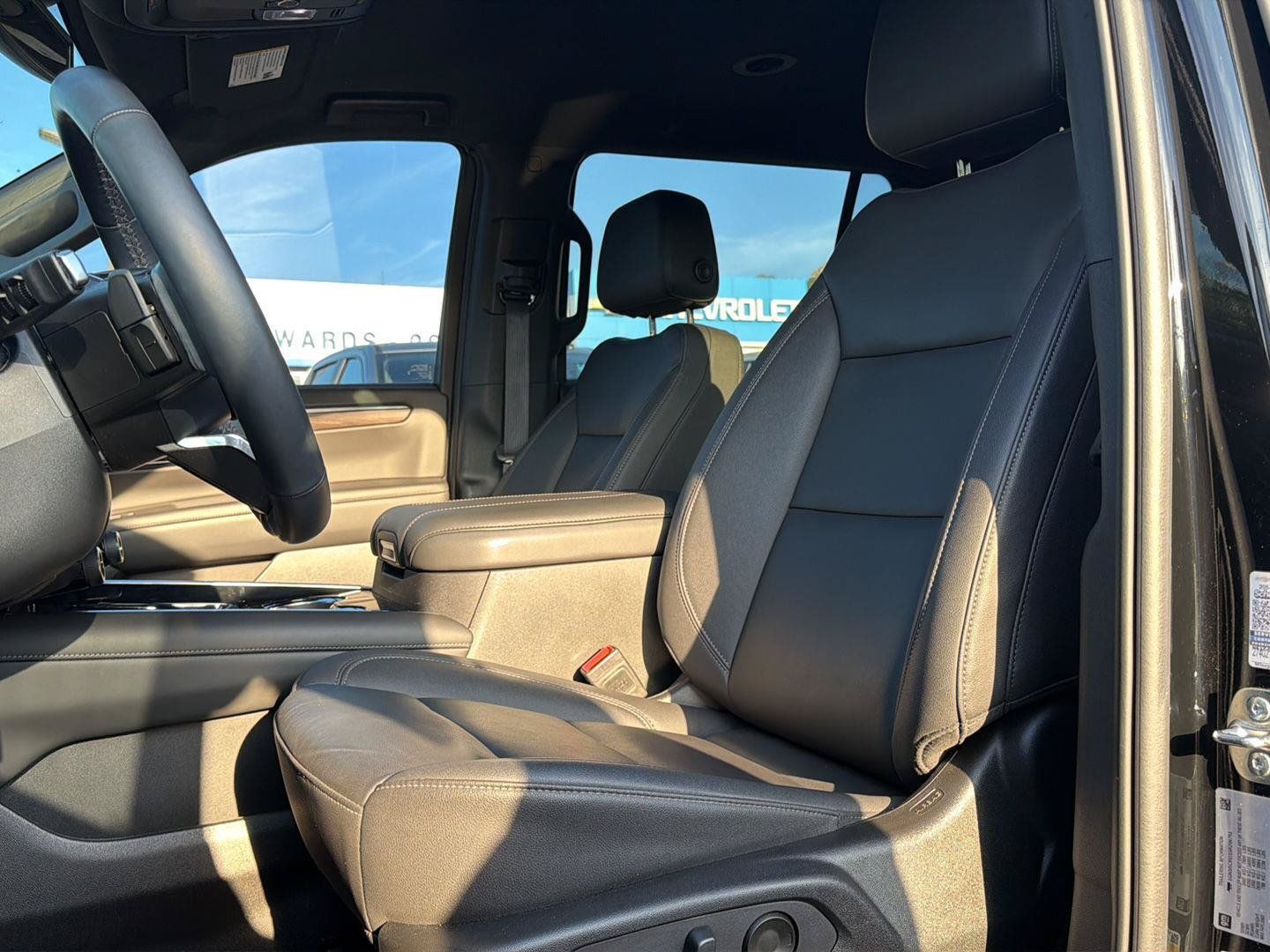 Used 2025 Chevrolet Suburban LT w/ Comfort Package RWD image 8