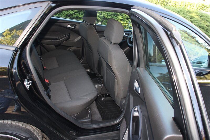 Used 2016 Ford Focus SE FWD image 6