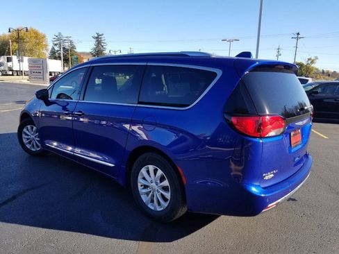 Used 2018 Chrysler Pacifica Touring-L image 5