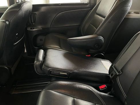 Used 2017 Toyota Sienna SE w/ Cargo Management Package image 22