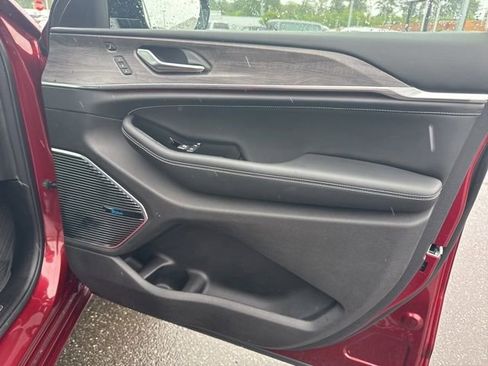 Used 2023 Jeep Grand Cherokee Overland w/ Luxury Tech Group IV AWD/4WD image 7