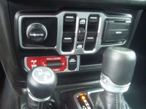 Used 2024 Jeep Wrangler Unlimited AWD/4WD image 15