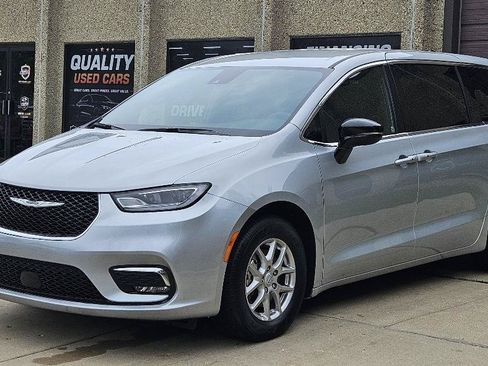 Used 2026 Chrysler Pacifica Select FWD image 3