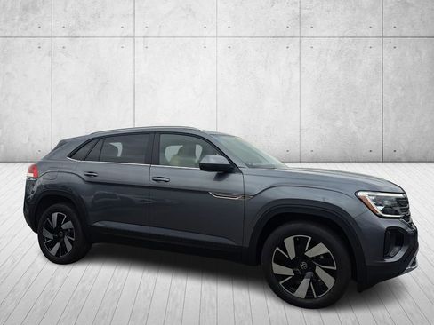 Used 2025 Volkswagen Atlas Cross Sport SE image 3