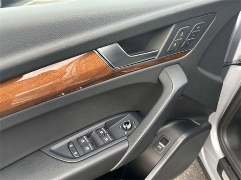 Used 2023 Audi Q5 2.0T Premium w/ Convenience Package image 21