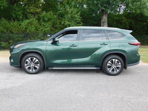 Used 2024 Toyota Highlander XLE FWD image 9