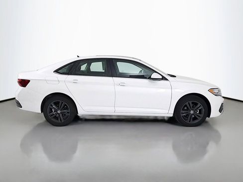Used 2024 Volkswagen Jetta SE FWD image 8
