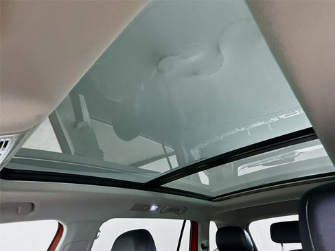 Used 2018 Volkswagen Tiguan SE w/ Panoramic Sunroof Package AWD/4WD image 17