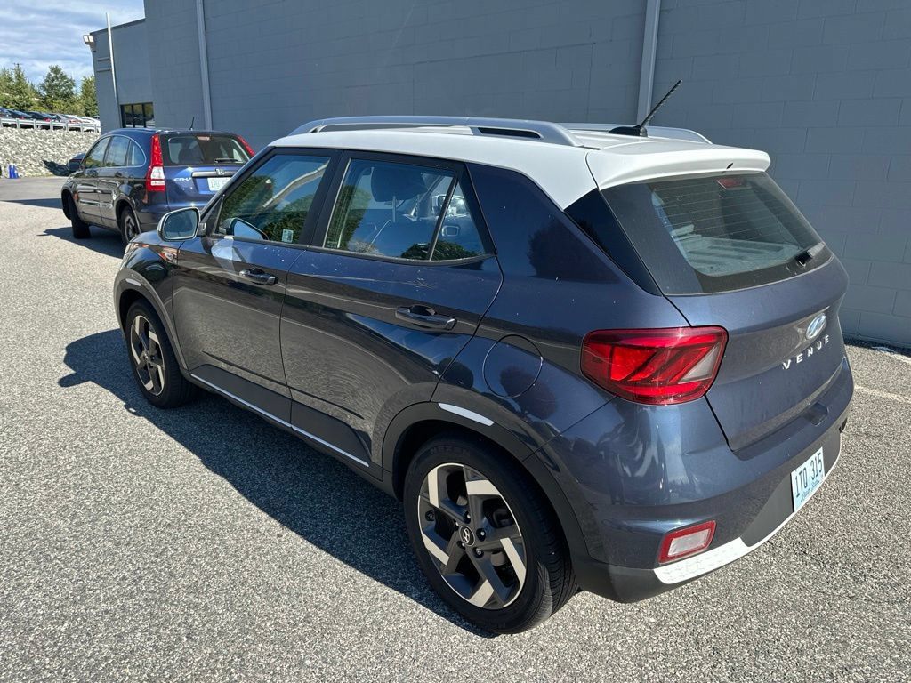 Used 2024 Hyundai Venue Limited FWD image 2