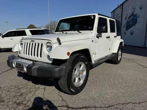 Used 2015 Jeep Wrangler Unlimited Sahara w/ Connectivity Group image 10