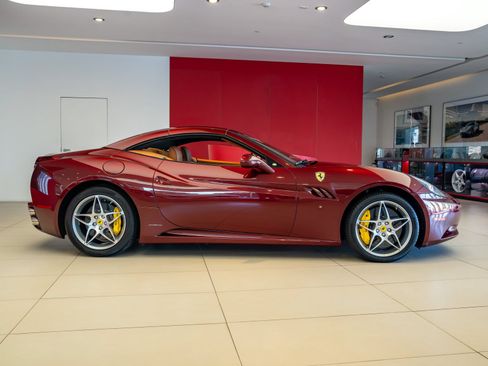 Used 2010 Ferrari California RWD image 34