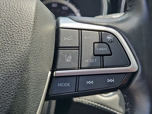 Used 2022 Toyota Highlander XLE image 25