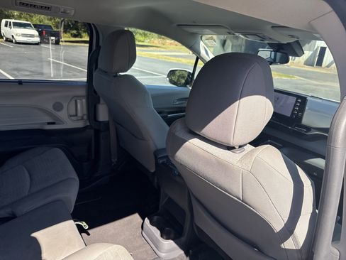 Used 2024 Toyota Sienna LE image 29