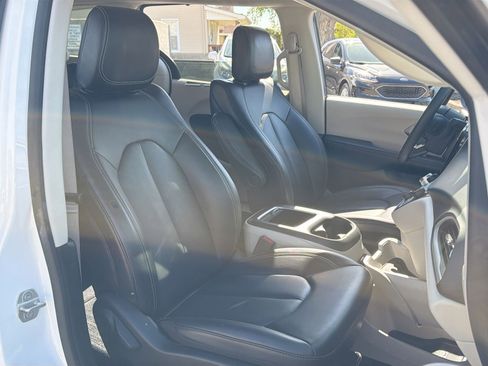 Used 2023 Chrysler Pacifica Touring-L FWD image 25