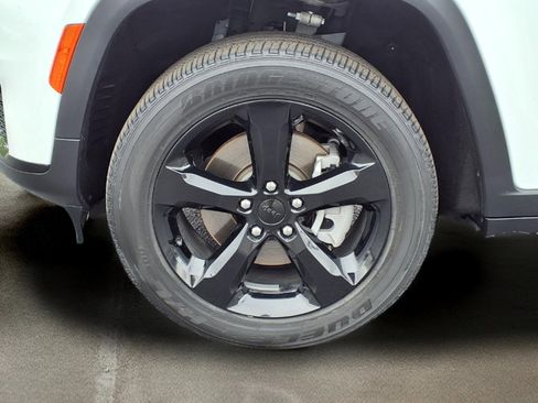 Used 2024 Jeep Grand Cherokee L Laredo image 12