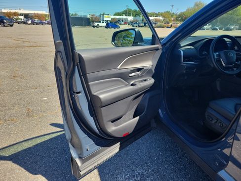 Used 2025 Toyota Grand Highlander AWD Hybrid image 15