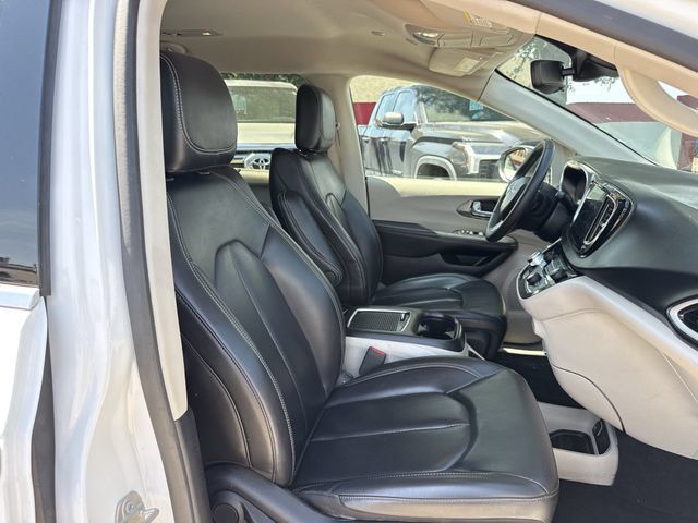 Used 2023 Chrysler Pacifica Touring-L FWD image 26
